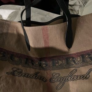 Authentic Burberry tote reversible!!!